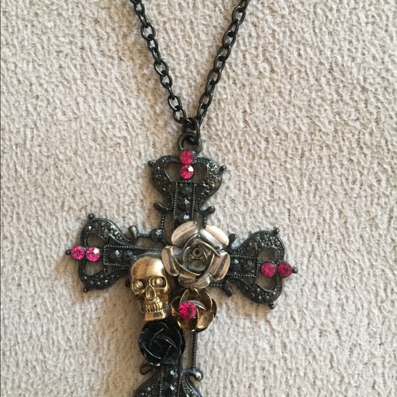Cross necklace with skull and roses - Picture 2 of 5